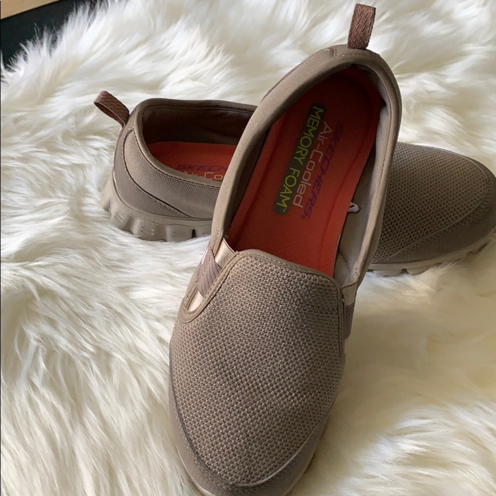 SKECHERS Air-Cooled size 8
